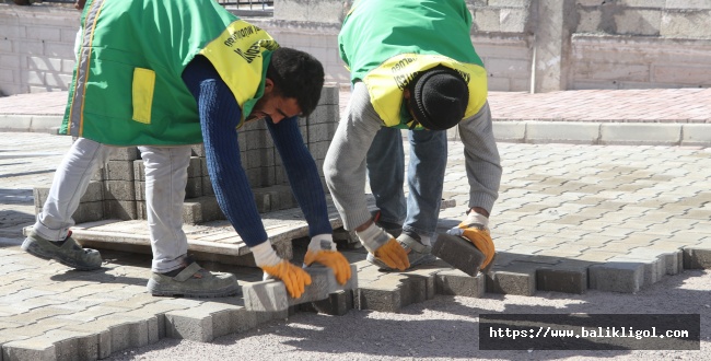 KARAKÖPRÜ’DE YOLLAR KİLİTLİ PARKEYLE DÖŞENİYOR