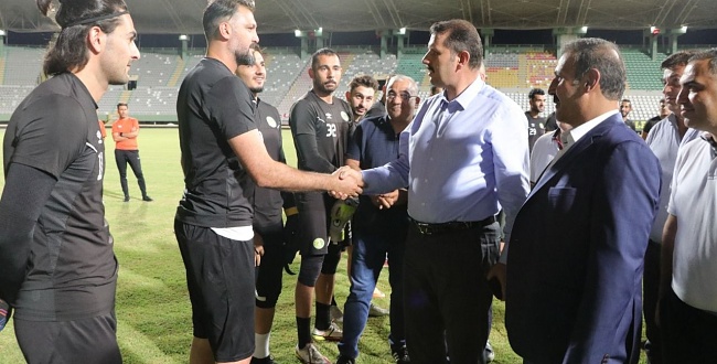 Vali Ayhan Şanlıurfaspor antremanını izledi