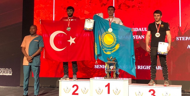Bilek Güreşinde Büyükşehir Ödüle Doymuyor