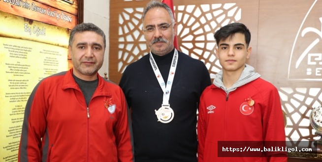 Başkan Kuş, Şampiyon Sporcuyu Ödüllendirdi