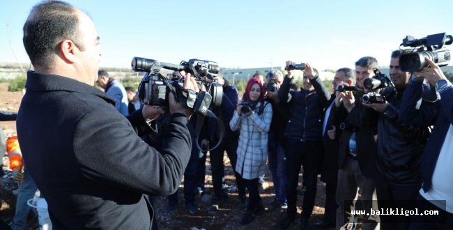 Başkan Kamerayı tuttu gazetecileri çekti