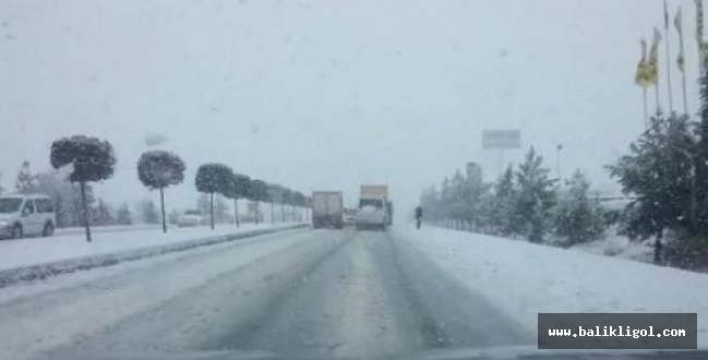 Viranşeh'de kar yağdı,  yollar kilitlendi