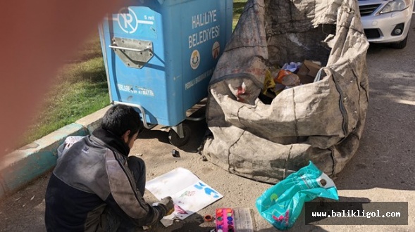 Okuma Hasretini Çöp Bidonlarının Yanında Resim Yaparak Gideriyor