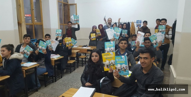 Urfa'da Üniversite hazırlık öğrencilerine kaynak kitap dağıtıldı