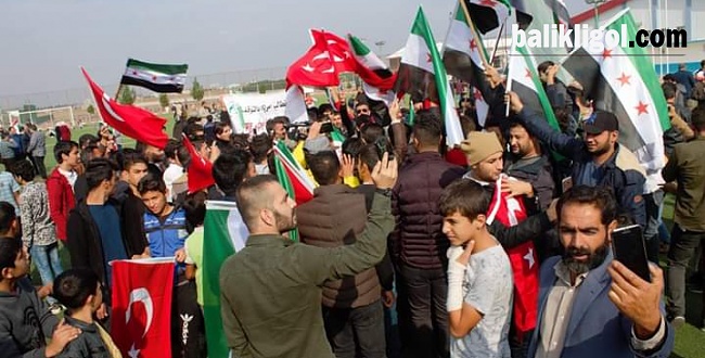 Akçakale’deki Suriyeliler YPG – PKK’yı Protesto Etti