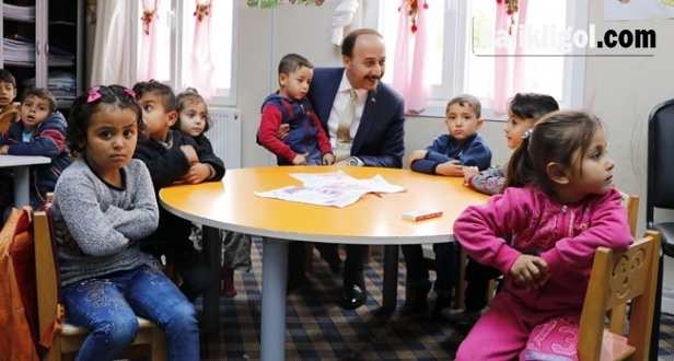 Vali Erin Suriyeli Çocuklartla Bire Bir ilgilendi