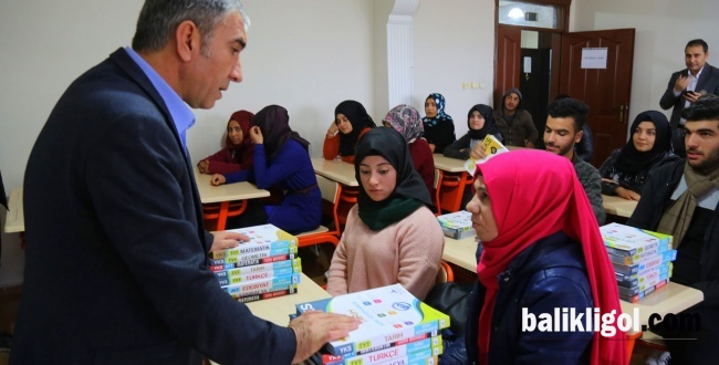 Eyyübiye Belediyesi öğrencilere kitap dağıttı