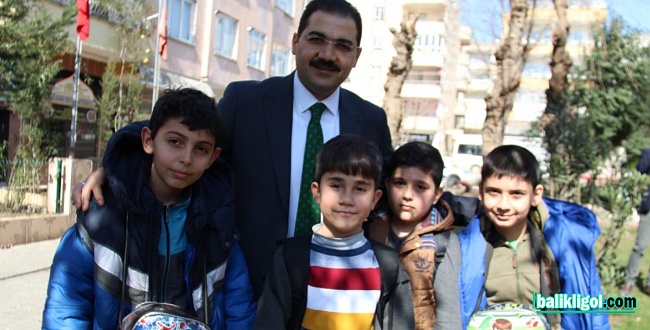 Çocuklardan AK Parti adayı Canpolat’a Sevgi Gösterisi