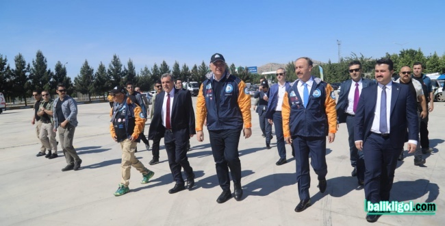 Kültür-Turizm Bakanı Ersoy, Rallicilerle Şanlıurfa'da şehir turu attı