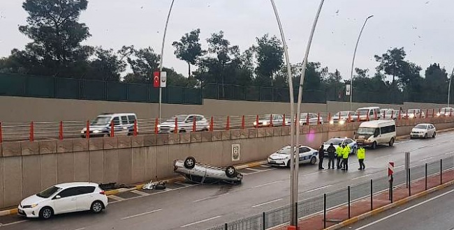 Haliliye'de trafik kazası, araç takla attı