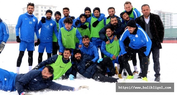 Karaköprü’da Futbolcuların Kar Keyfi