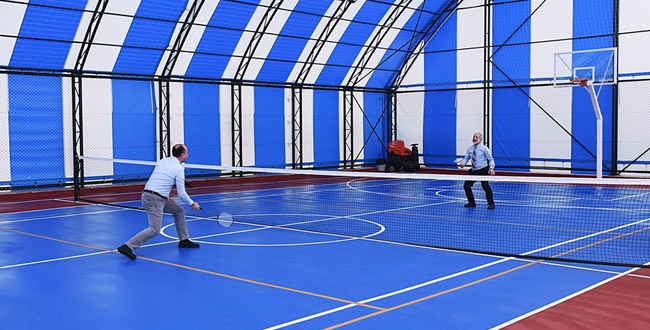 Rektör, Yardımcısıyla Badminton Maçı Yaptı