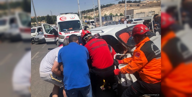 Eyyübiye'de Trafik Kazası! Araç İçine Sıkışan Yolcuyu İtfaiye ekipleri kurtardı