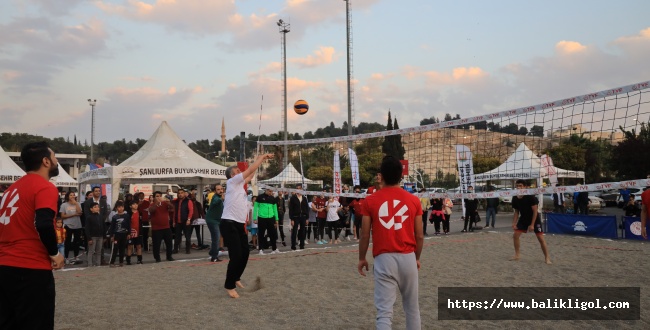 Urfa'da Plaj Voleybolu ve Stretball Turnuvası'nın İkincisi Düzenlendi