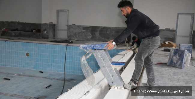 Karaköprü Belediyesinin ilçeye kazandıracağı kapalı yüzme havuzu için çalışmalar sürüyor