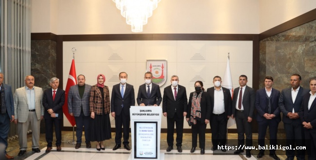 Milli Eğitim Bakanı Özer'den Urfa Büyükşehir'e övgü