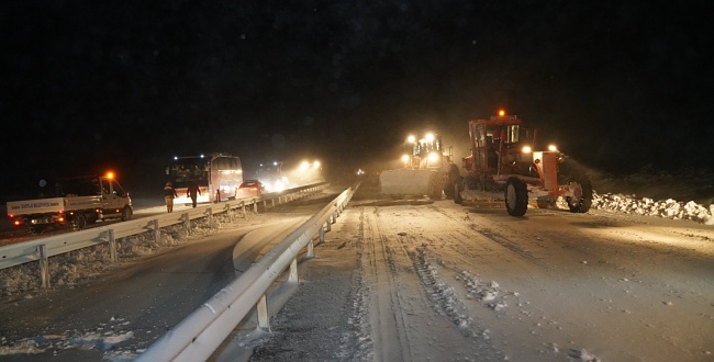 Siverek'teki tüm yollar kar yağışı nedeniyle kapandı