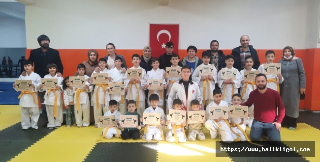 Karate kursunda başarılı olan çocuklar ilk kuşaklarını aldı