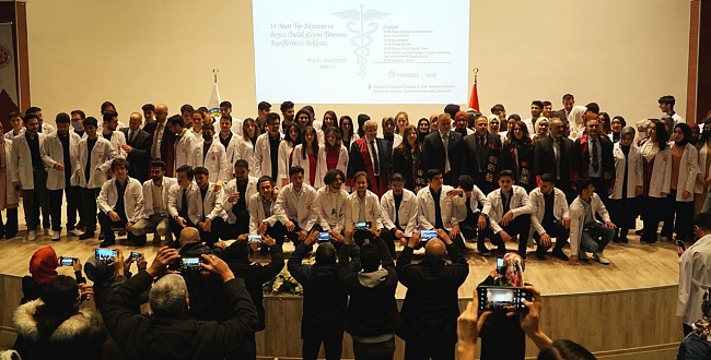 HRÜ’nde 14 Mart Tıp Bayramında 270 Tıp Öğrencisine Beyaz Önlükleri Giydirildi