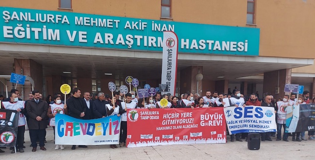 Urfa'da hekimler Mehmet Akif İnan Hastanesi Önünde grev açıklaması yaptı