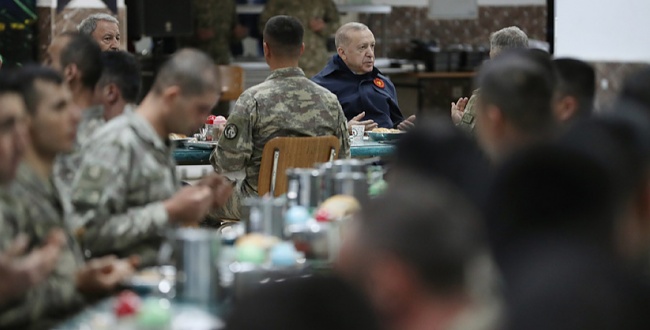 Erdoğan, Yüksekova'da askerle iftar açtı