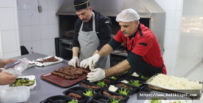 Urfa’da her iftar 6 Bin 500 haneye sıcak yemek veriliyor
