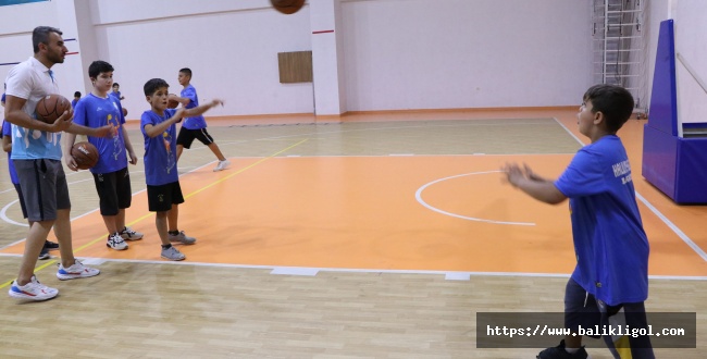 Urfa'da çocukların yaz spor okulu keyfi
