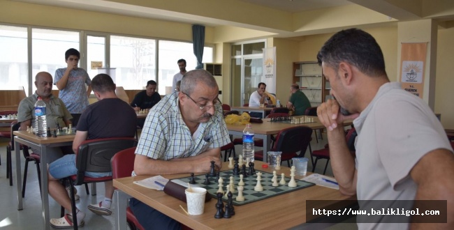 Siverek'te düzenlenen satranç turnuvasında dereceye girenlere ödül