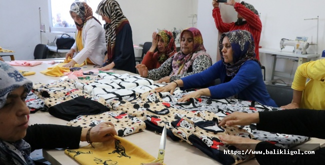 Şanlıurfalı Kadınlar İhtiyaç Sahibi Aileler İçin Kıyafet Dikiyor