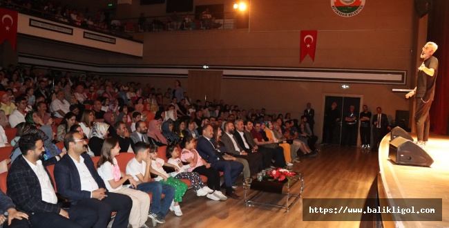 Hasan Ocakoğlu tiyatro gösterimi izleyenleri gülmekten kırdı