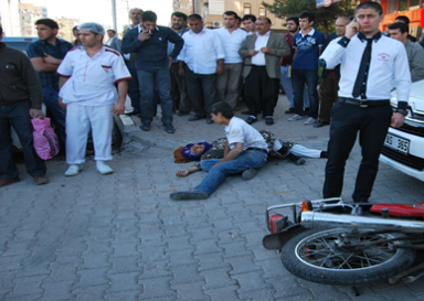 Abide kavşağında motosiklet kazası: 2 Yaralı VİDEO