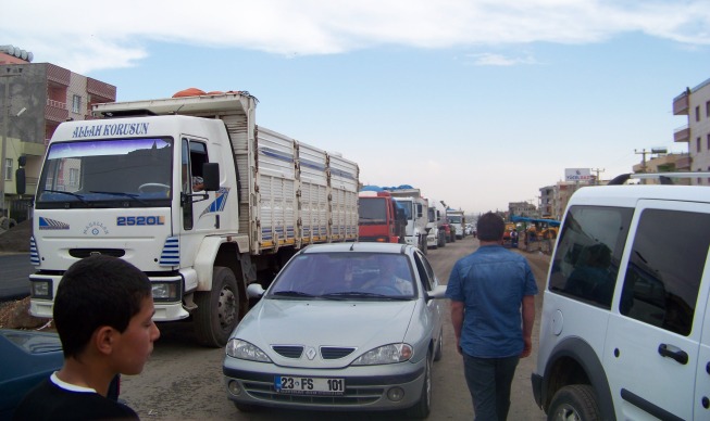 Viranşehir'de yol kesme eylemi