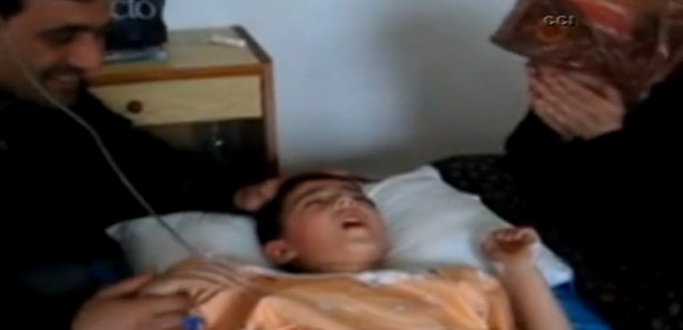 Narkoz verilen çocuk uyanınca gülme krizine soktu VİDEO