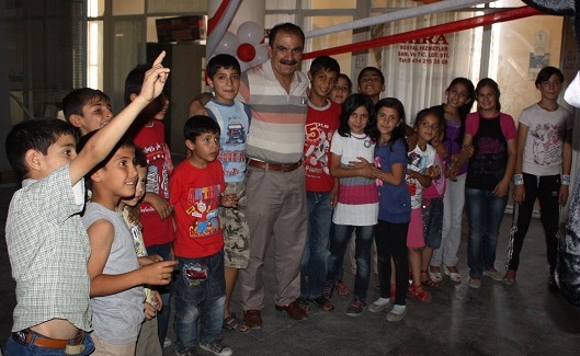 CHP heyeti çocukları sevindirdi