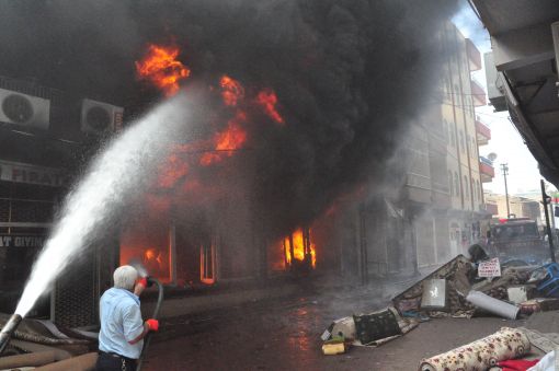 Tekstil fabrikası yandı