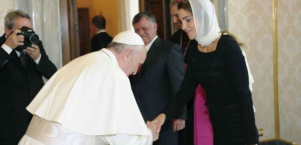 Papa müslüman eli öptü, Katolikler ayağa kalktı