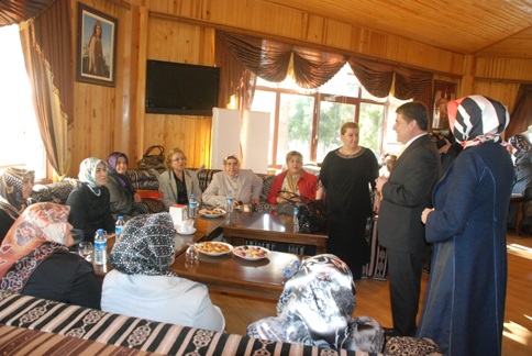 Güllüoğlu, seçim çalışmasında kadınlar ile buluştu