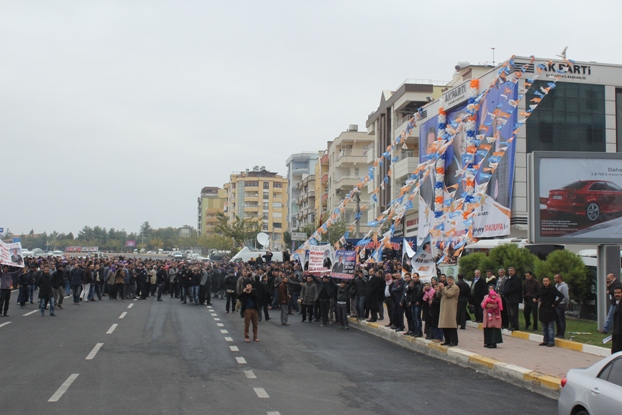 AK Parti Binası'nın önünde heyecanlı bekleyiş
