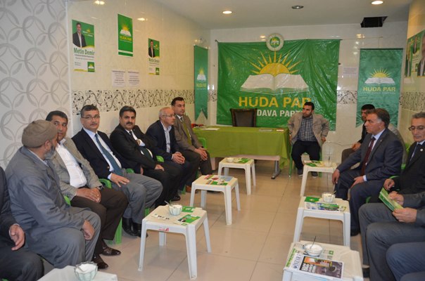 AK Parti adayı Hüda-Parın seçim bürosunu ziyaret etti