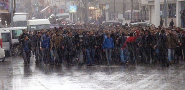 6 bin kişi yağmuru dinlemeden yürüdü