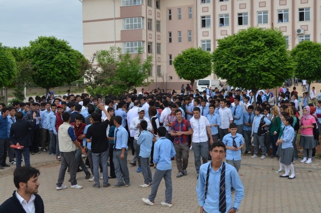 Hilvan'da Öğrenciler yol kapattı VİDEO