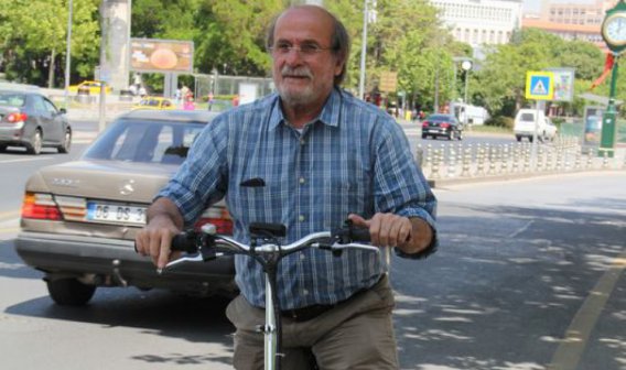 Ertuğrul Kürkçü'nün makam aracı bir bisiklet