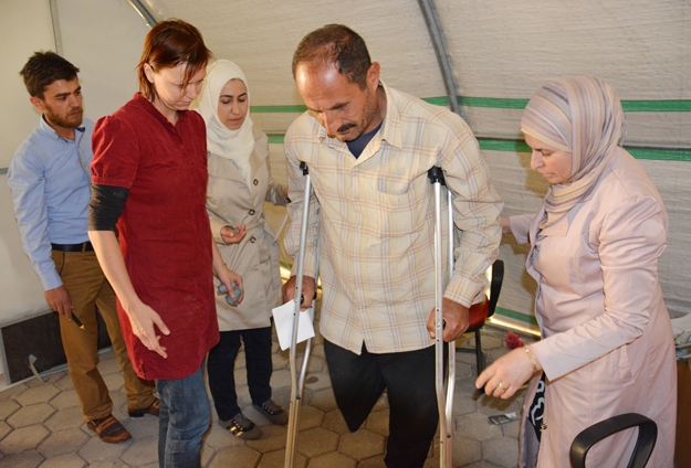 Ceylanpınar'daki Suriyeli mültecilere tıbbi yardım