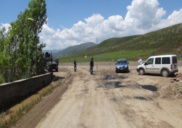 PKK yol kesip Karayolunu ulaşıma kapattı