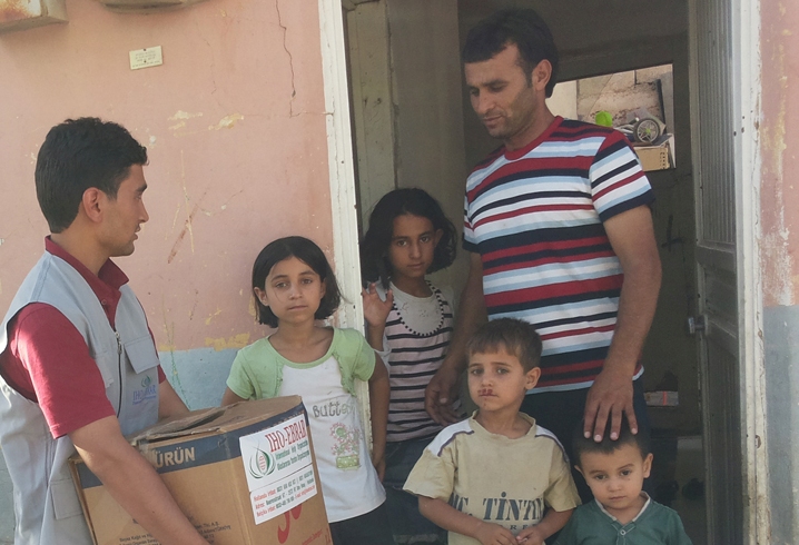 IHO Ebrar'ın yardım paketleri Akçakale'de muhtaçlara dağıtıldı-VİDEO