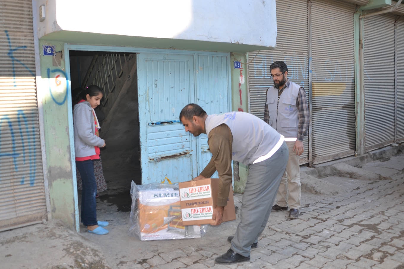 IHO EBRAR Viranşehir'de yardım dağıttı
