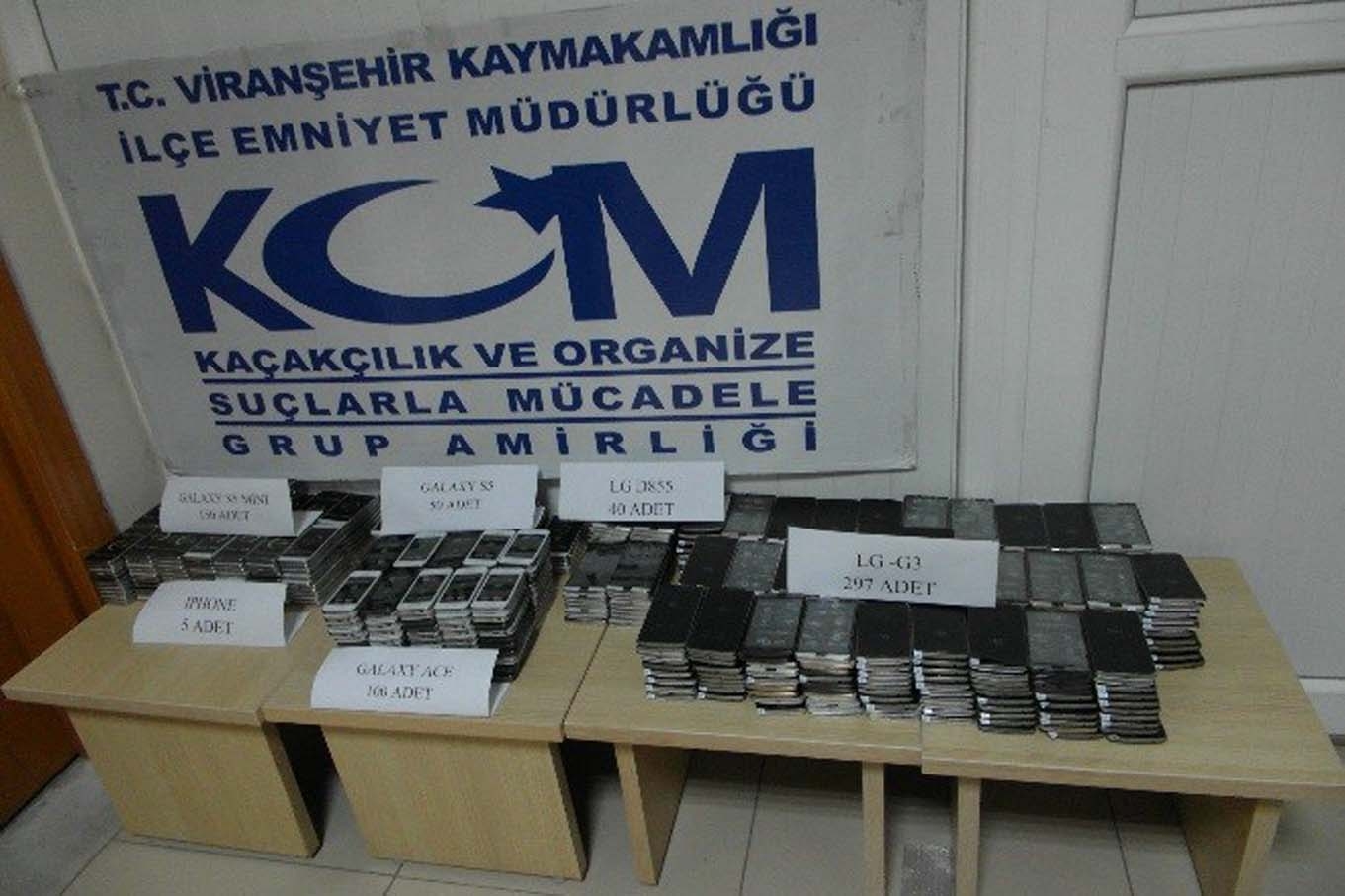 Viranşehir'de çok sayıda kaçak telefon ele geçirildi.