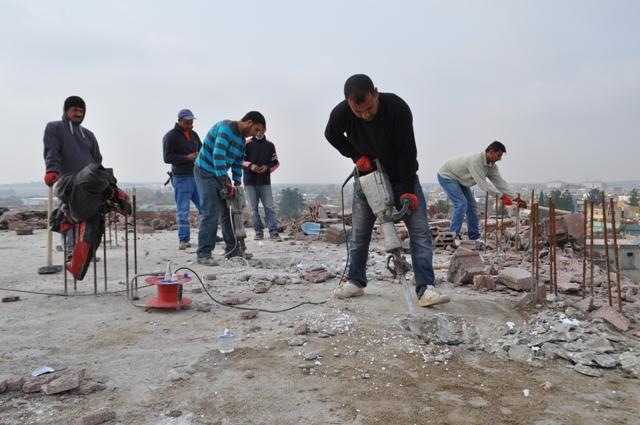Ceylanpınar Belediyesi kaçak yapıları yıktı