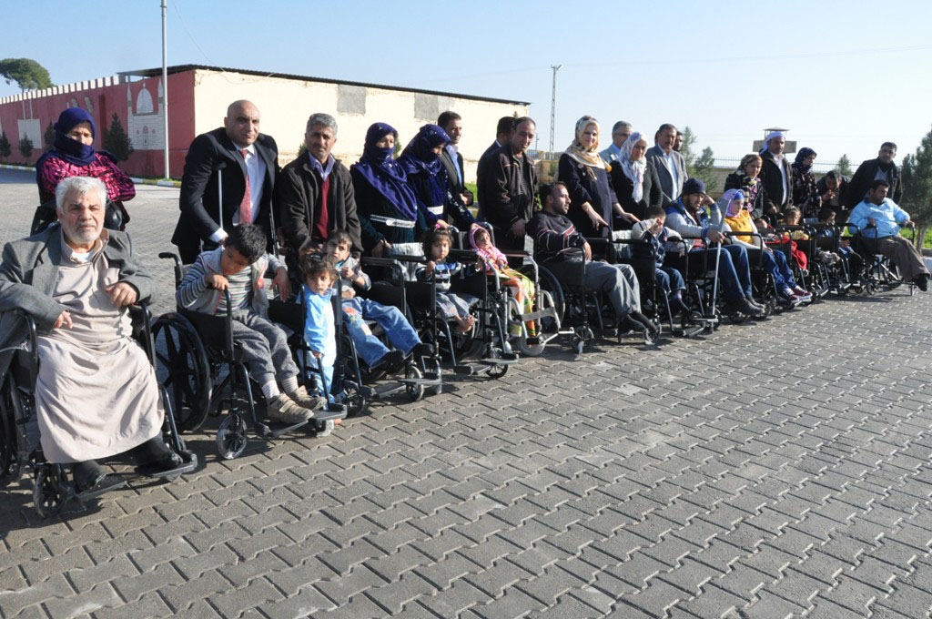 Akçakale Belediyesi 20 adet tekerlekli sandalye dağıttı