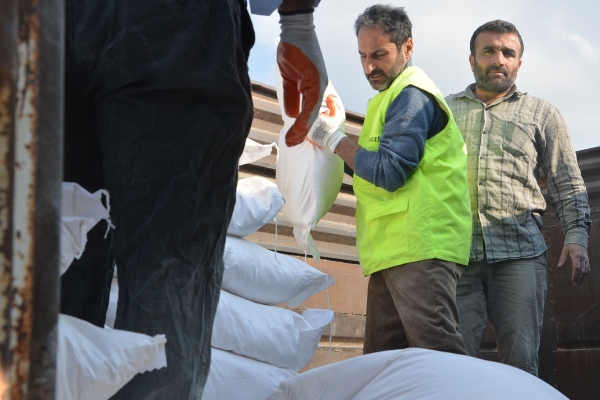 Konyadan Suriyeli mültecilere iki TIR un yardımı